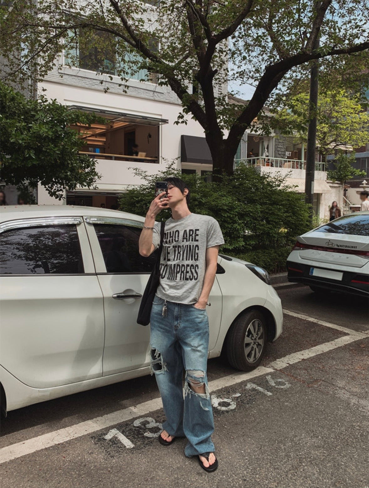 J128 破壞刷破寬版牛仔褲 細節 2