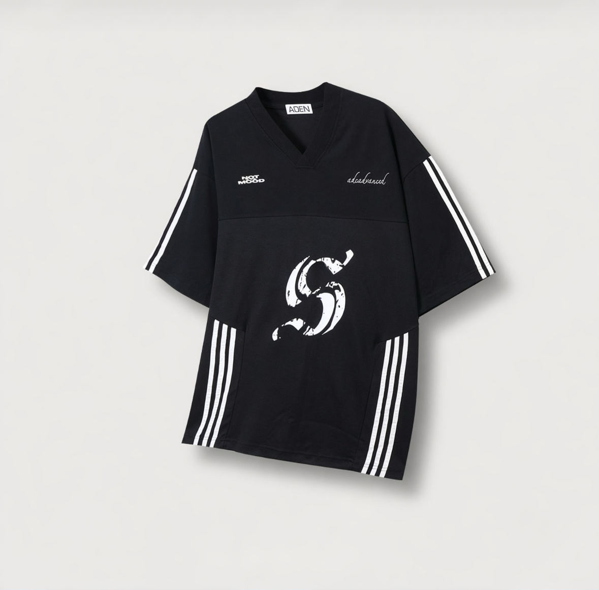 B56 Printed V-neck Sports Short-sleeved T-shirt (Black and White)