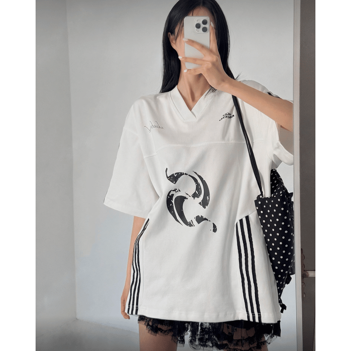 B56 Printed V-neck Sports Short-sleeved T-shirt (Black and White)