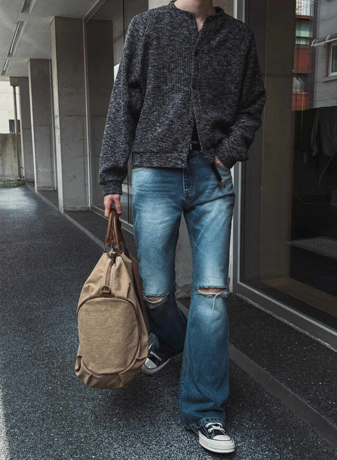 J69 Light Chasing Rift Flared Jeans