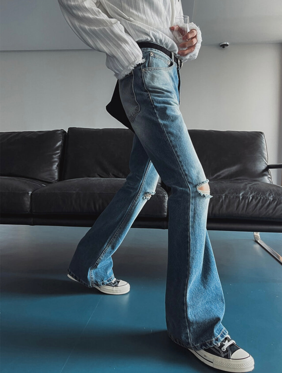 J69 Light Chasing Rift Flared Jeans