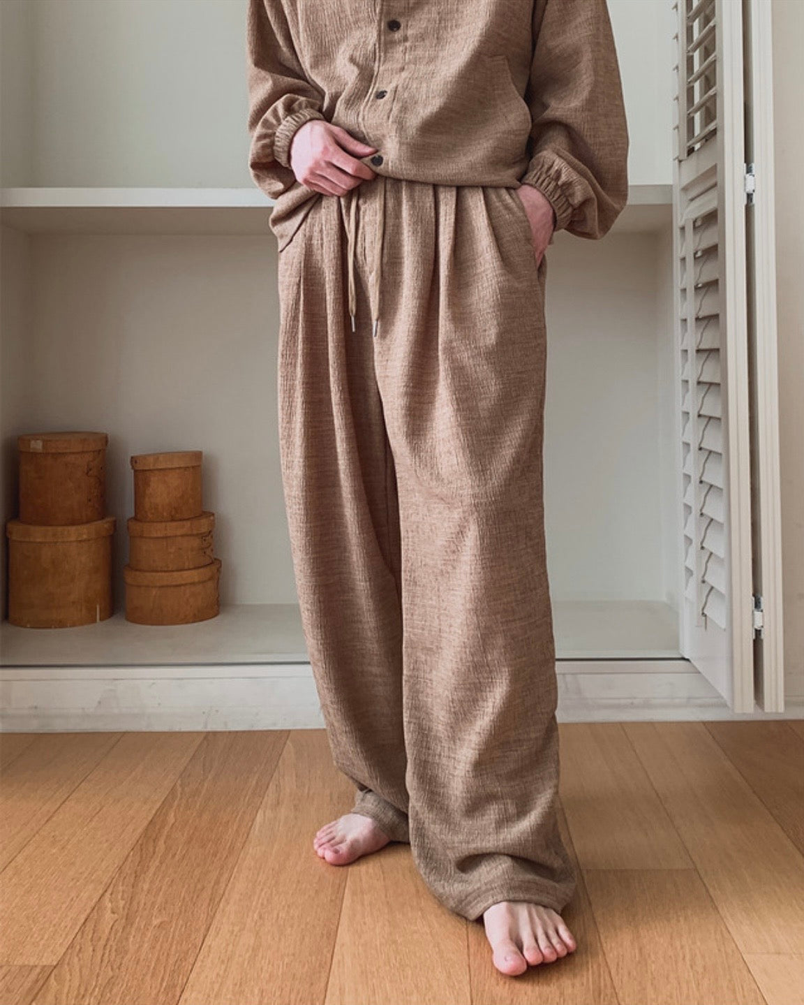 J100 自然紋理寬褲 (米 黑)