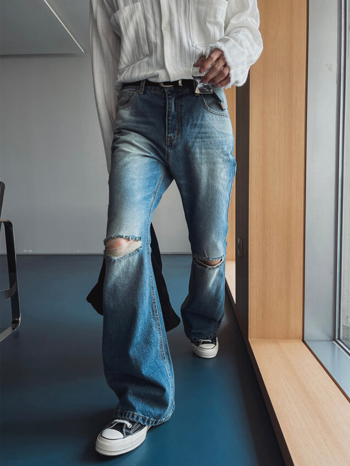 J69 Light Chasing Rift Flared Jeans
