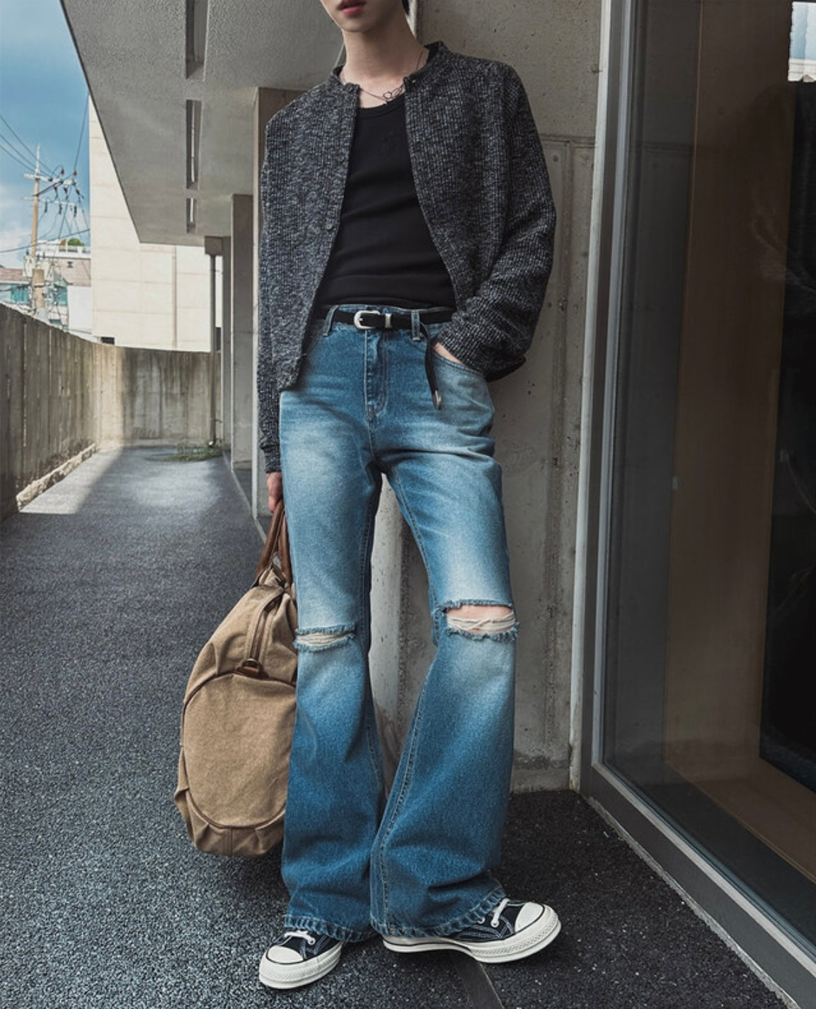 J69 Light Chasing Rift Flared Jeans