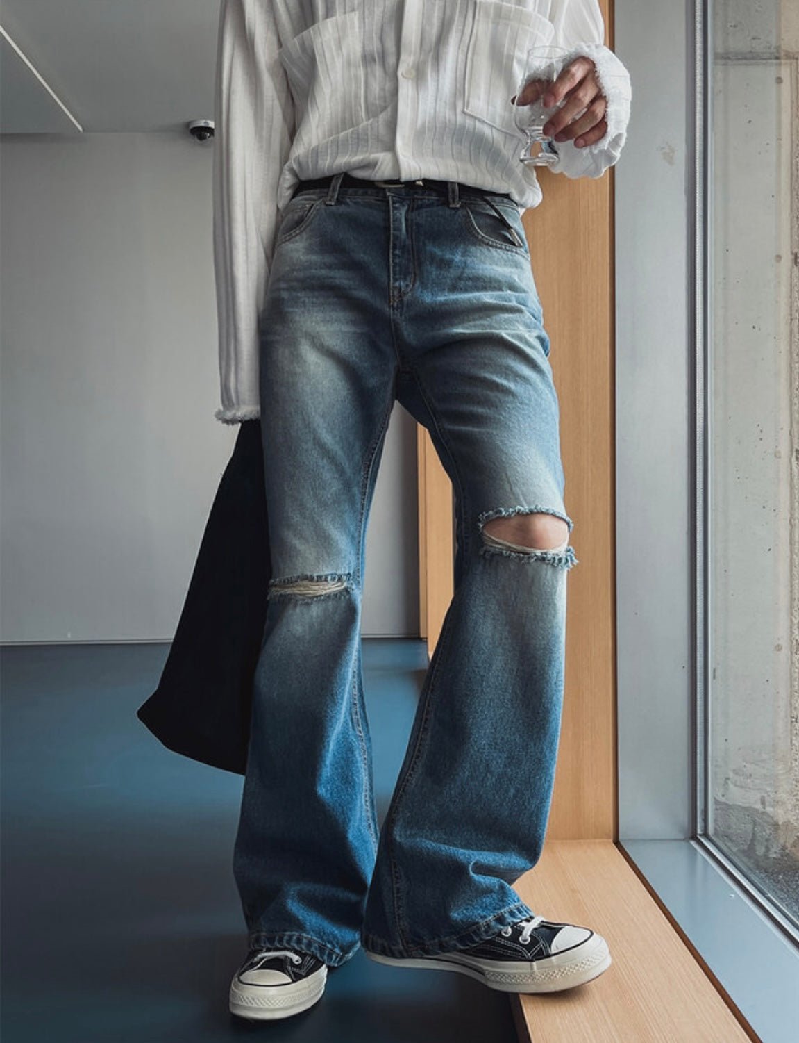 J69 Light Chasing Rift Flared Jeans