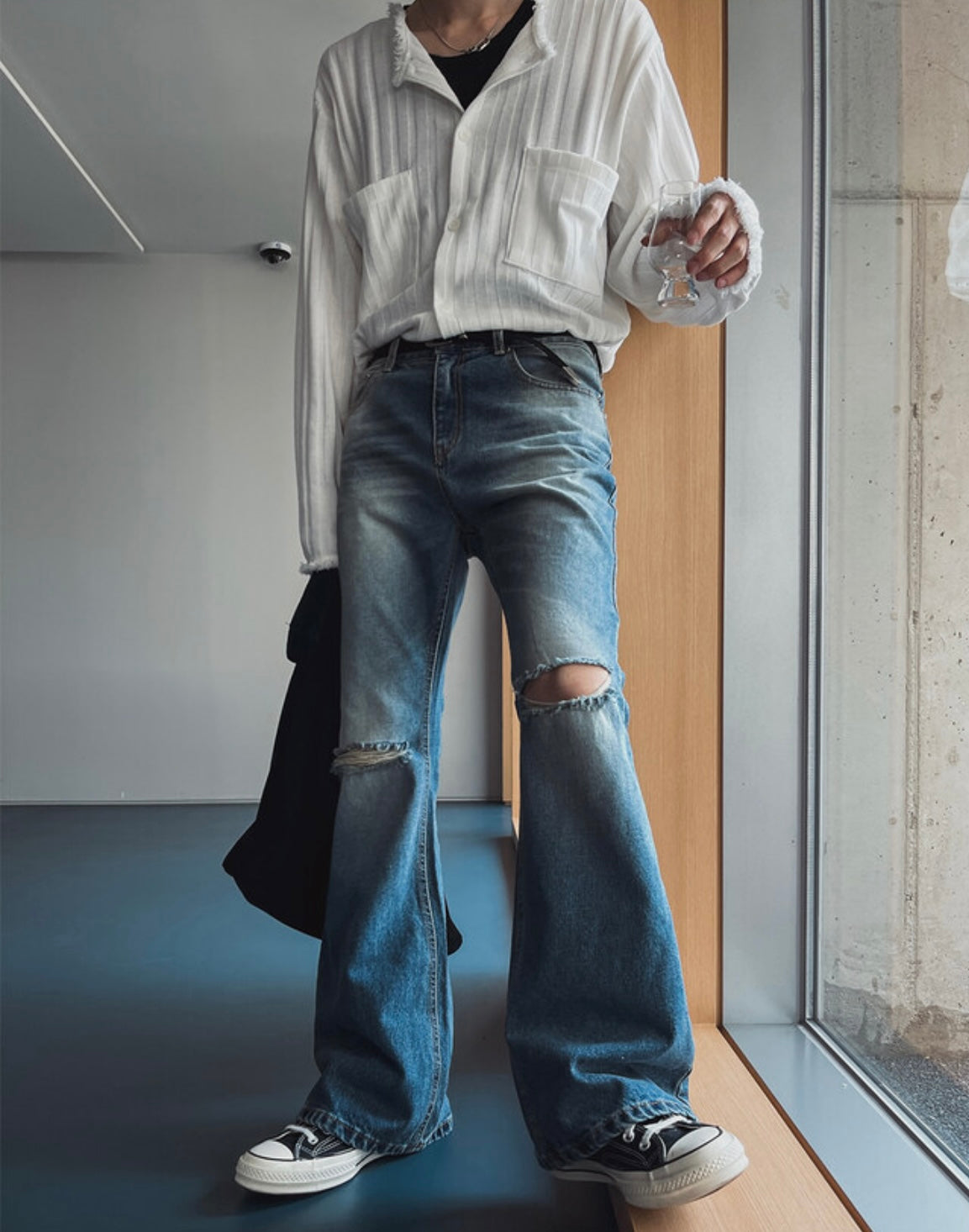 J69 Light Chasing Rift Flared Jeans