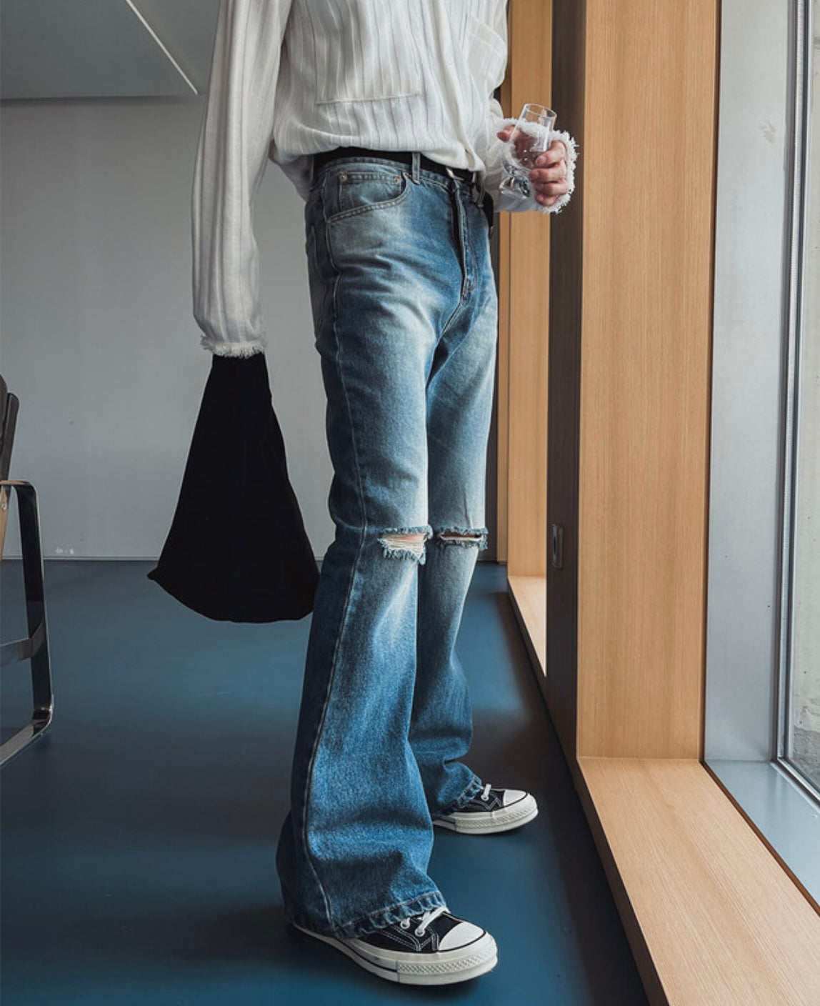 J69 Light Chasing Rift Flared Jeans